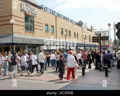 Southend auf Meer Seebad neben Themse-Mündung Menschen in der High Street neben The Royals shopping Komplex Stockfoto