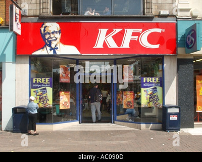 Southend auf Meer Seebad neben Themse-Mündung Youngster Blick auf Fenster Poster High Street KFC-shop Stockfoto