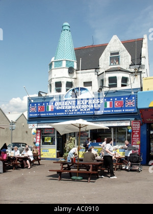 Southend auf Meer Seebad neben Themse-Mündung Orient Express International Café Bar und Bürgersteig Tische Stockfoto