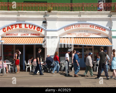 Southend auf Meer Seebad neben Themse-Mündung Essen und Erfrischung Betriebe mit Bürgersteig Tische Stockfoto