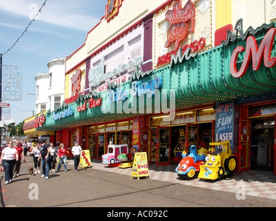 Southend on Sea Resort neben der Themse Mündung Vergnügungsparks entlang der Marine Parade Moderne Penny Arkaden breiter Bürgersteig Essex England Stockfoto