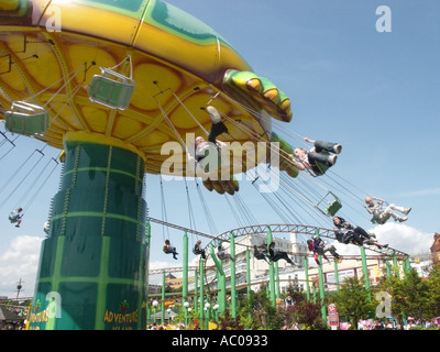 Southend auf Meer Seebad neben Fluß Themse-Mündung Abenteuer Insel Kirmes und Unterhaltung Park moderner Stuhl Fahrt Stockfoto