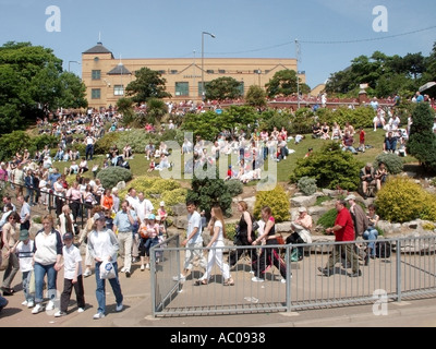 Southend auf Meer Seebad neben Themse-Mündung Menschen entspannen am Pier Hill gesehen von Western Esplanade Stockfoto