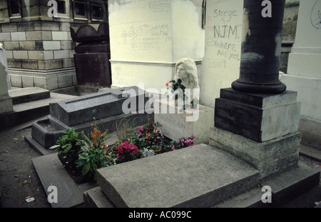 Das Grab von Jim Morrison von den Türen an Pere Lachaise Friedhof Paris Frankreich Stockfoto