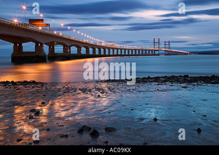 Der zweite Fluss Severn Hängebrücke in der Nacht. Stockfoto