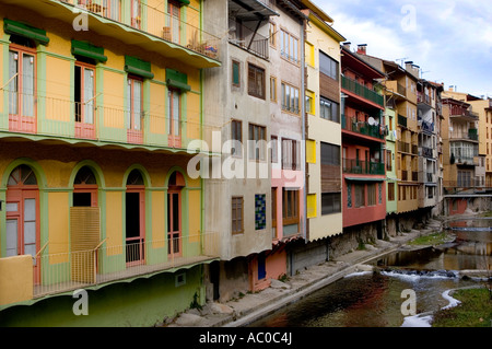 Häuser säumen den Fluss Ter in Camprodon, Katalonien, Spanien Stockfoto