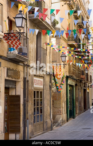 Fahnen, darstellt das Santa Tecla Festival säumen die Straßen von Tarragona, Costa Dorada, Katalonien, Spanien Stockfoto