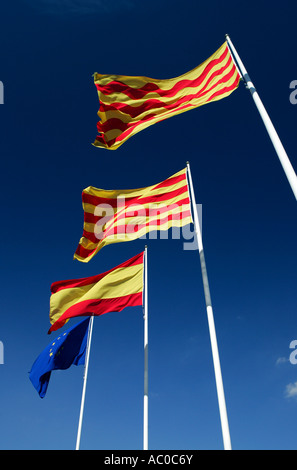 Flaggen (von links nach rechts) der Europäischen Union, Spanien, Katalonien und Tarragona befindet sich in Tarragona, Spanien Stockfoto