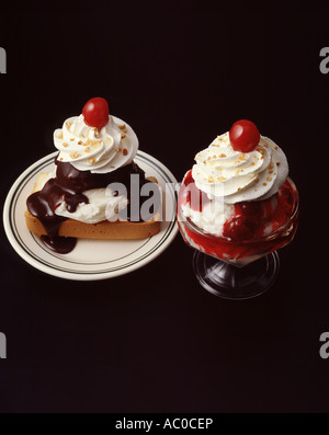 Schokolade Eis Eisbecher Sonntag Schlagsahne Sahne Kirschsauce Sandkuchen Brownies Nüssen bestreuen Vanille Stockfoto