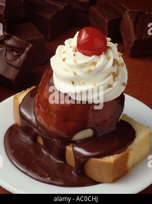 Schokolade Eis Eisbecher Sonntag Schlagsahne Sahne Kirschsauce Sandkuchen Brownies Nüssen bestreuen Vanille Stockfoto