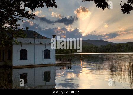 Sonnenuntergang über dem See von Banyoles, Girona Provinz, Katalonien, Spanien Stockfoto