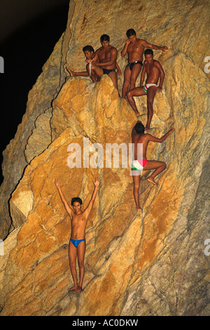 Taucher, Clavadistas Felsen, Klippe Gesicht in der Nacht vor dem Tauchen, La Quebrada, Acapulco, Bundesstaat Guerrero, Mexiko Stockfoto