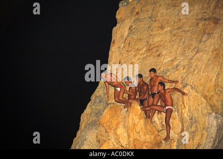 Cliff Taucher, Clavadistas, auf Klippe Gesicht in der Nacht, La Quebrada, Acapulco, Bundesstaat Guerrero, Mexiko Stockfoto