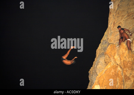 Cliff Diver Tauchen, Taucher, Clavadistas, auf Klippe Gesicht in der Nacht, La Quebrada, Acapulco, Bundesstaat Guerrero, Mexiko Stockfoto