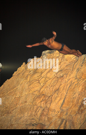 Klippenspringer, Clavadista, Nachttauchen aus Klippe Gesicht, La Quebrada, Acapulco, Bundesstaat Guerrero, Mexiko Stockfoto