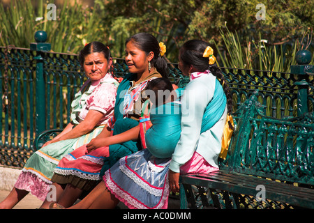 Frauen und Kinder sitzen auf Sitz, Platz 31 de Marzo, El Parque, San Cristobal de Las Casas, Chiapas, Mexiko Stockfoto