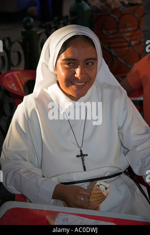 Eine Nonne mit Eis Kornett, in der Nähe von San Ildefonso Kathedrale, Plaza Mayor, Merida, der Hauptstadt des Bundesstaates Yucatán, Mexiko Stockfoto