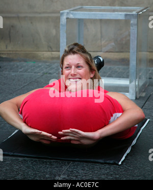 Bendyem Durchführung ihrer Schlangenmensch Routine während des Edinburgh Fringe Festival 2003 mit transparenten Plexiglas-box Zeitmessung Stockfoto