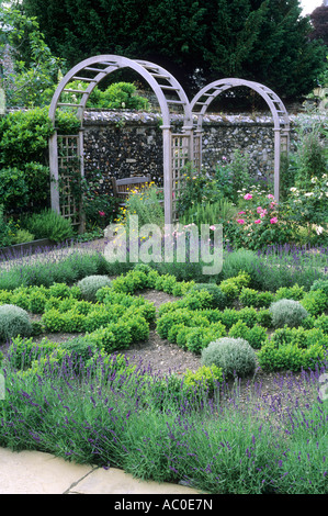 Kraut Knoten Garten Lavendel Box Hecken Spalier Bögen Stockfoto