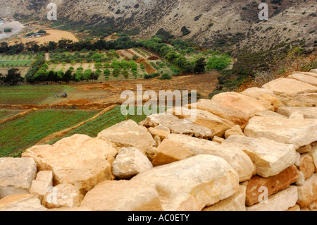 Blick auf grüne Felder und Gärten am Fuße des Berges Kourion Zypern Stockfoto