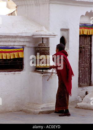 Tibetische Frau Anhänger Gebet Drehrad an der Stupa Bouddhanath in der Nähe von Kathmandu Nepal in Südasien Stockfoto