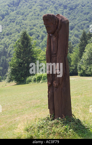 Mönch-Skulptur vor der Wallfahrtskirche Mariae Himmelfahrt in Nova Stifta Slowenien Stockfoto