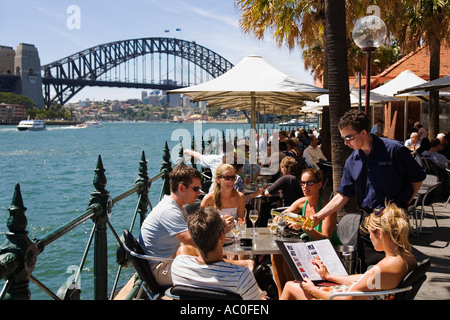 Waterfront dining am Circular Quay mit Blick über Sydney harbour Stockfoto