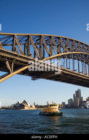 Eine Personenfähre geht unter der Harbour Bridge in Milsons Point mit der Oper und dem Zentrum von Sydney im Hintergrund Stockfoto