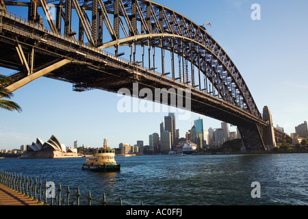 Eine Personenfähre geht unter der Harbour Bridge in Milsons Point mit einem Hintergrund von der Oper und Mittel- Stockfoto