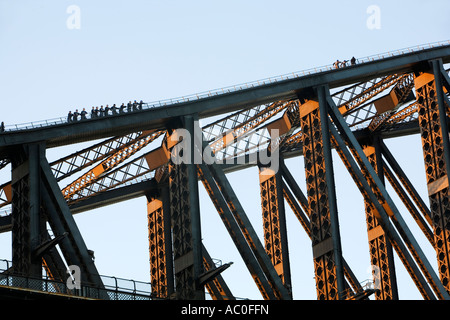 Eine Gruppe von Bergsteigern skalieren die Stahlfederung Bogen der Sydney Harbour Bridge Stockfoto