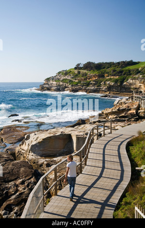 Ein Wanderer auf der Bondi, Coogee coastal walk entlang der zerklüfteten Küste Sydneys und östlichen Strände Stockfoto