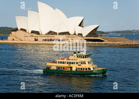 Sydney Fähren Kreuzfahrten, vorbei an der Oper in Richtung der Werft am Circular Quay Stockfoto