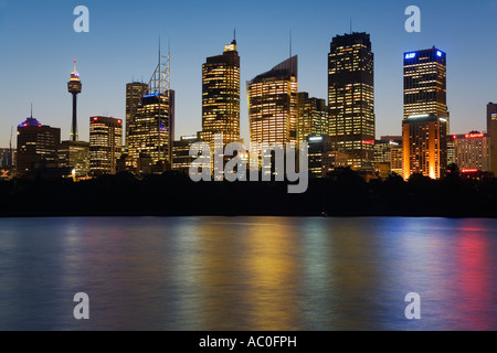 Die Lichter von der zentralen Sydney Skyline spiegeln sich in den Gewässern der Farm Cove am Hafen von Sydney Stockfoto