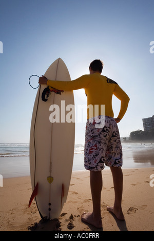 Eine Surfer schaut auf die Wellen am Manly Beach an der Nordküste Sydneys Stockfoto