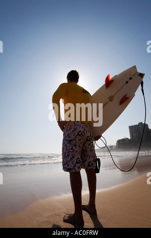 Eine Surfer schaut auf die Wellen am Manly Beach an der Nordküste von Sydney s Stockfoto