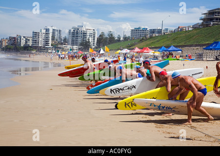 Wettbewerber Line-up für den Start des eine Rettung Board Race Cronulla Beach Stockfoto