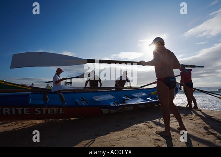 Ein Classics Crew bereitet ihr Boot am Cronulla Beach in Sydney Surfboats sind das original Rescue Handwerk des australischen Lebensretter Stockfoto