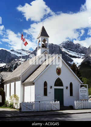 RALPH CONNOR Vereinigte Kirche 1891 in der Innenstadt mit Rocky Mountains hinaus. Canmore Alberta Kanada Stockfoto