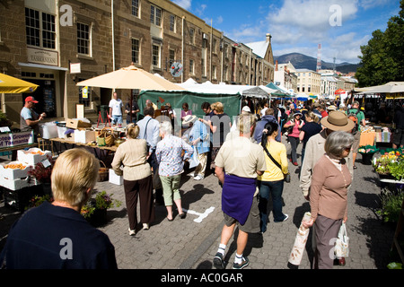 Menschenmassen genießen die Salamanca Market statt jeden Samstag in Hobart Stockfoto