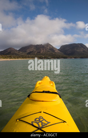 Kajakfahren in Coles Bay auf der Freycinet Halbinsel Stockfoto