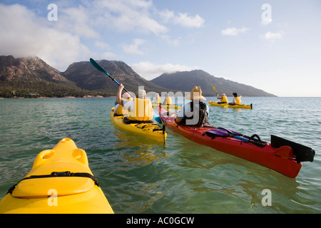 Kajakfahren in Coles Bay auf der Freycinet Halbinsel Stockfoto