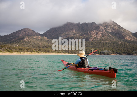 Kajakfahren in Coles Bay auf der Freycinet Halbinsel Stockfoto