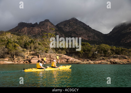 Kajakfahren in Coles Bay auf der Freycinet Halbinsel Stockfoto