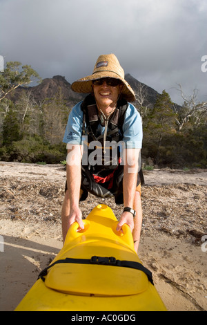 Kajakfahren in Coles Bay auf der Freycinet Halbinsel Stockfoto