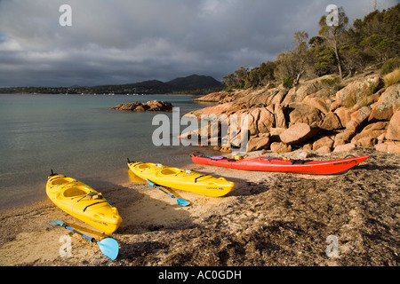 Kajakfahren in Coles Bay auf der Freycinet Halbinsel Stockfoto