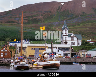 Husavik Hafen im Skjalfandi-Fjord mit "Whale watching" Boote vertäut. Island Stockfoto