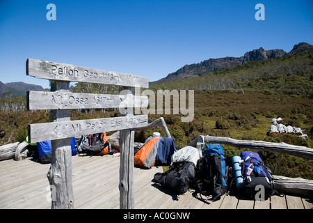 Wanderer auf dem Overland Track hinter sich zu lassen ihre schweren Rucksäcke vor Fahrtantritt auf die Besteigung des Mount Ossa Stockfoto