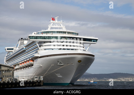 Das riesige Kreuzfahrtschiff Sapphire Princess vertäut im Hafen von Hobart Stockfoto