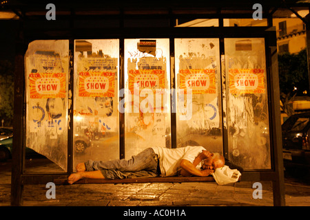 Mann schläft auf einer Bushaltestelle Bank Palermo Stockfoto