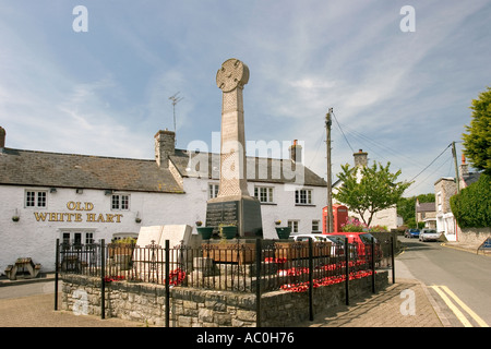 Wales Glamorgan Llantwit großen Market Square War Memorial und Old White Hart Pub älteste bewohnte Haus Stockfoto